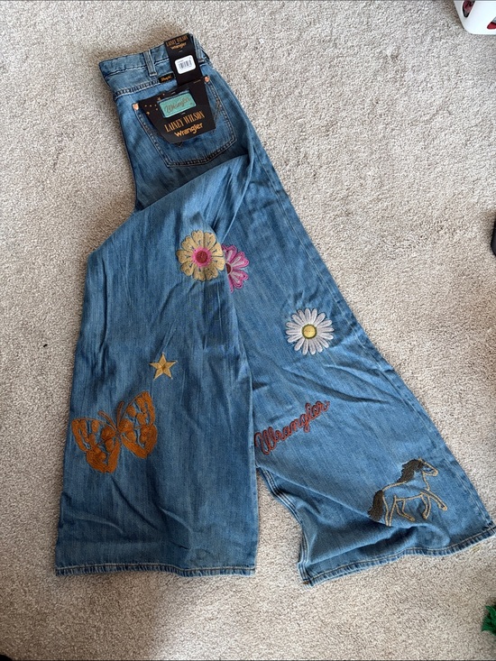 Wrangler Denim - Wrangler x Lainey Wilson Embroidered Cheeky Wide-Leg Jeans
